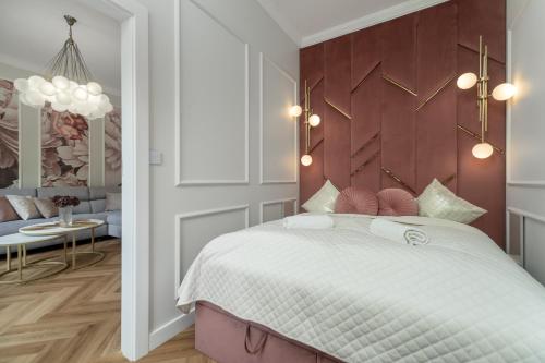 een slaapkamer met een groot bed en een woonkamer bij Apartments Ostsee Platan in Świnoujście
