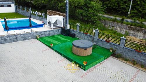 an overhead view of a swimming pool with a green floor at Casa Munty in Orlat