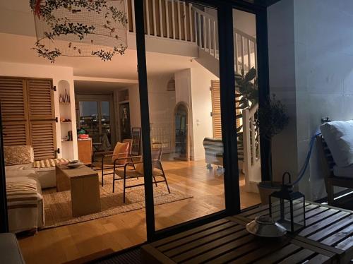 un salon avec un canapé et une table dans l'établissement Magnifique penthouse familial à Saint Ouen - Idéal jeux Olympiques, à Saint-Ouen