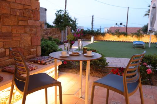 un tavolo e 2 sedie su un patio di Chios Shallow Sea a Karfás