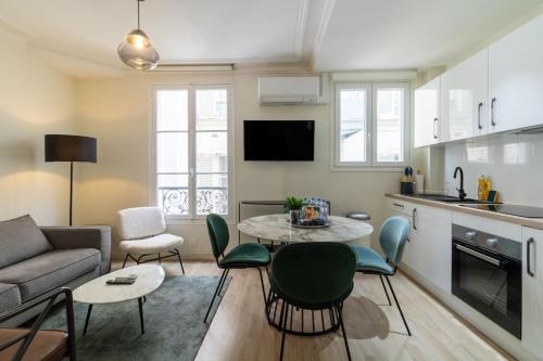un salon avec un canapé et une table dans l'établissement B2#Two Bedrooms#Champs Elysées#Arc de Triomphe#AC, à Paris