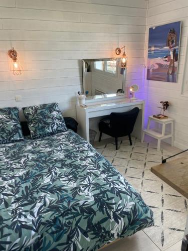 une chambre avec un lit, un bureau et un lavabo dans l'établissement Maison 8 personnes avec piscine, à Labenne