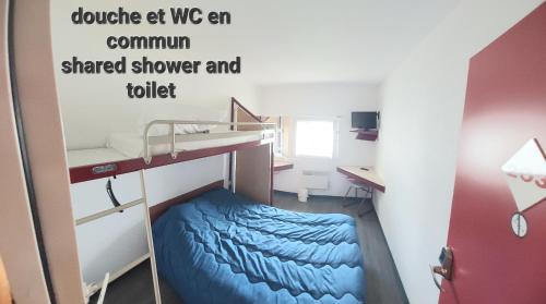 Cette petite chambre comprend des lits superposés et un bureau. dans l'établissement Class'Eco Albi, à Albi