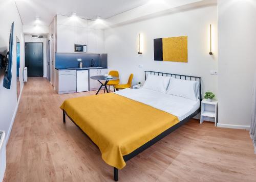 Un dormitorio con una cama grande y una cocina. en HB apartments University II, en Tiflis