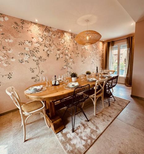 une salle à manger avec une table et des chaises en bois dans l'établissement La Maison du Clos en Champagne, à Vertus