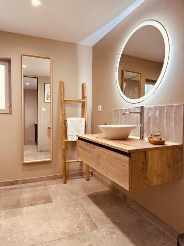 une salle de bain avec un lavabo et un miroir dans l'établissement La Maison du Clos en Champagne, à Vertus