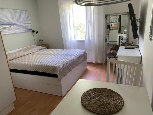 a bedroom with a bed and a desk with a computer at Trivsam 1 a in Mariehamn