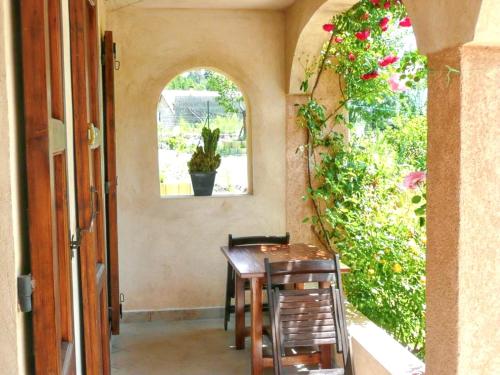 een kamer met een tafel en stoelen en een raam bij Appartement d'une chambre avec jardin clos et wifi a Saint Crepin in Saint-Crépin
