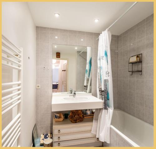 une salle de bain avec un lavabo et une baignoire dans l'établissement Chez Marta I T3 Avec Jardin I Annemasse, à Annemasse