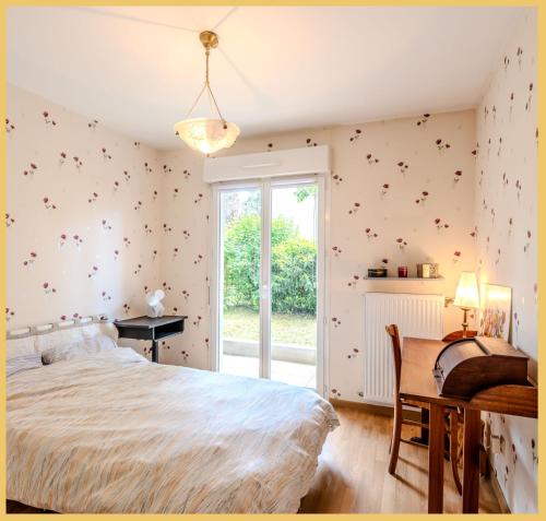 une chambre avec un lit, un bureau et une fenêtre dans l'établissement Chez Marta I T3 Avec Jardin I Annemasse, à Annemasse