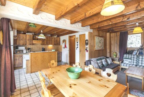 シャンパニー・アン・ヴァノワーズにあるChalet de 4 chambres avec jacuzzi jardin amenage et wifi a Champagny en Vanoise a 1 km des pistesのリビングルーム(テーブル付)、キッチン