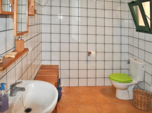 La salle de bains est pourvue de toilettes vertes et d'un lavabo. dans l'établissement 2 bedrooms house with furnished garden and wifi at Mogan 4 km away from the beach, à Mogán