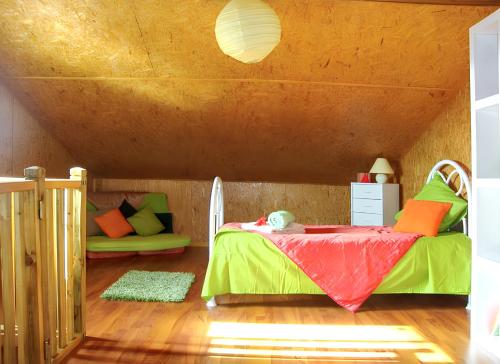 ein Schlafzimmer mit einem Bett und einem Sofa in einem Zimmer in der Unterkunft Maison de 2 chambres avec vue sur la mer jardin clos et wifi a Saint Paul a 7 km de la plage in Saint-Paul