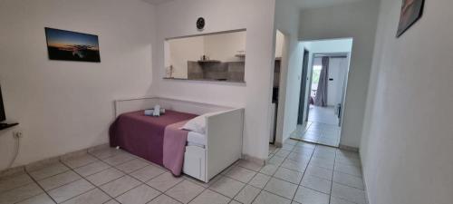 una camera con un letto e una coperta viola di Villa La Playa a Pola (Pula)