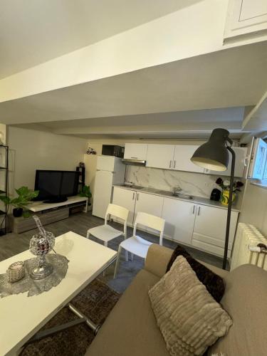 un salon avec un canapé et une table dans l'établissement Break Moment apartment in Paris, by metro 7, near Stade de France, à Aubervilliers