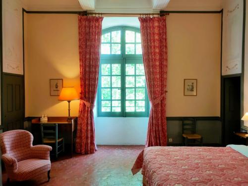 ein Schlafzimmer mit einem Bett und einem großen Fenster in der Unterkunft Château d'Esparron in Esparron-de-Verdon