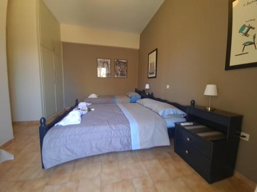 Postel nebo postele na pokoji v ubytování Seaside Apartment in Xilokastro - Ammos Beige by Booking Kottas