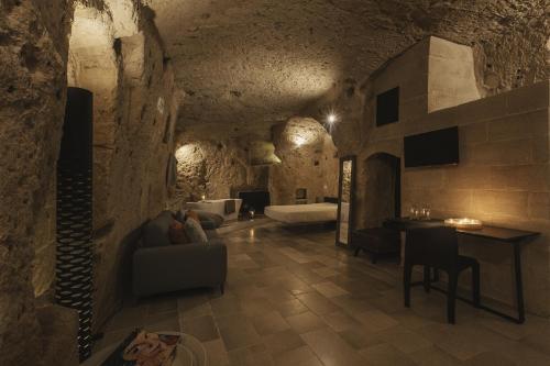 uma sala de estar com um sofá e uma mesa em Aque cave em Matera