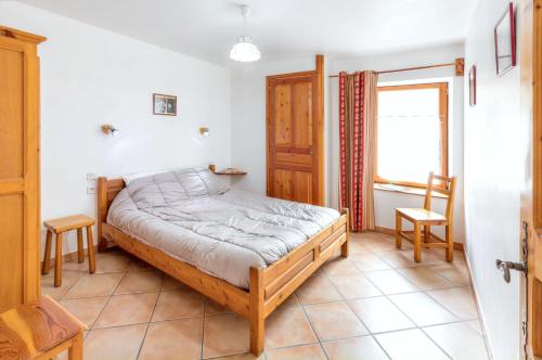 アルヴィユーにあるAppartement de 3 chambres avec jardin clos et wifi a Le coin a 1 km des pistesのベッドルーム1室(ベッド1台、椅子、窓付)