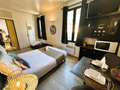 a hotel room with a bed and a tv at Gabrielle hôtel in Aiguines