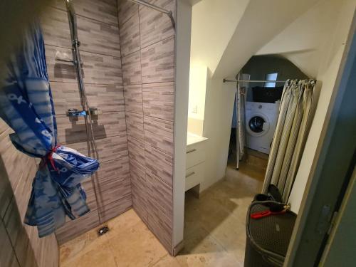 Photo de la galerie de l'établissement Studio équipé St Ambroix vue rivière, à Saint-Ambroix