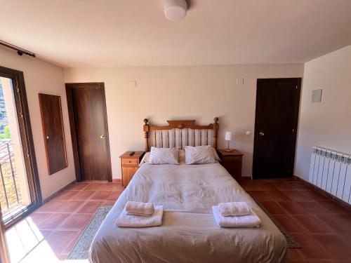 a bedroom with a bed with two towels on it at CabraBerry in Cabra de Mora