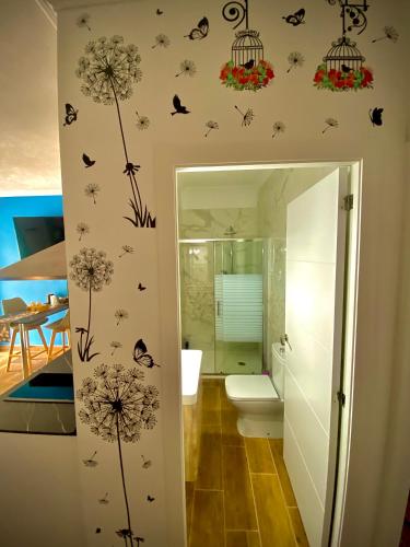 夫隆特拉的住宿－ApKanariooo，浴室墙上装饰有蒲公英和鸟类