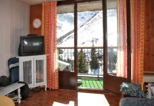 Телевизор и/или развлекательный центр в Appartement d'une chambre avec balcon a Gouaux de Larboust