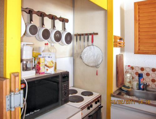Кухня или мини-кухня в Appartement d'une chambre avec balcon a Gouaux de Larboust
