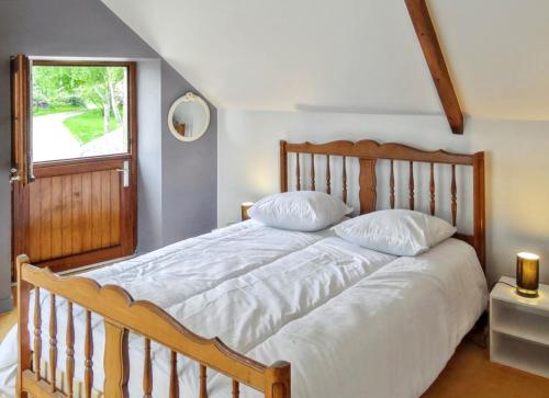 1 dormitorio con 1 cama con sábanas blancas y ventana en Maison de 6 chambres avec jardin clos et wifi a Pordic, en Pordic