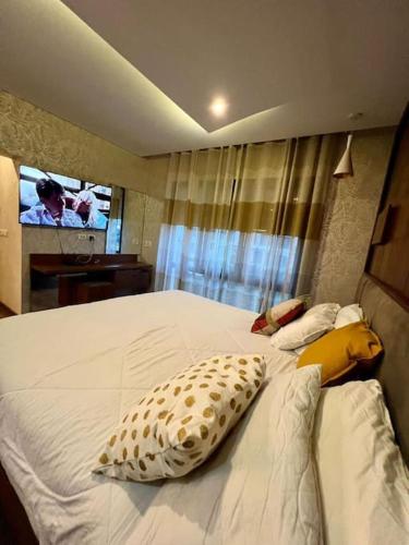 a bed with a pillow on it in a bedroom at تاون بيفرلي هيلز الشيخ زايد مدخل خاص حديقة in Sheikh Zayed