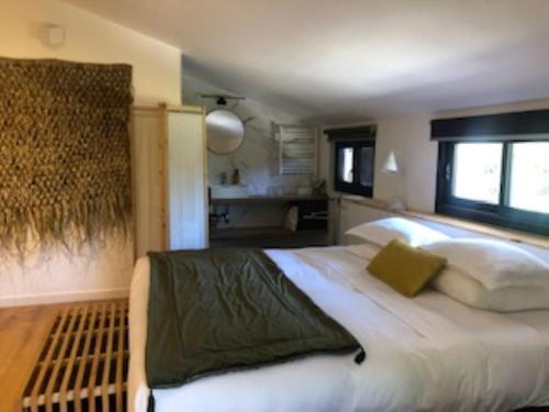 een slaapkamer met een groot wit bed en een raam bij DOMAINE LES VINYES in Pollestres