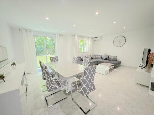 un salon avec une table, des chaises et un canapé dans l'établissement Beau 3P à 4 min des plages centre Juan Les Pins, à Antibes