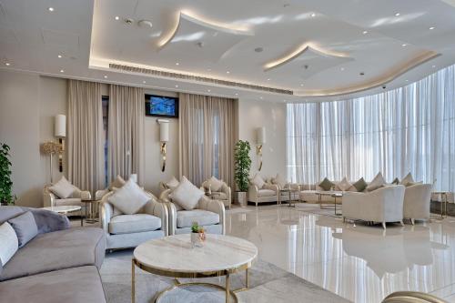  فندق برادايس نيس جدة في جدة: غرفة معيشة مع كنب وطاولة