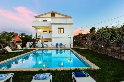 Villa Eleftheria: 5 bedroom villa with Pool & Jacuzzi in Panormo!