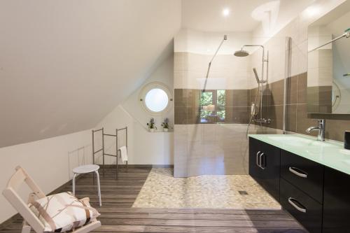 een badkamer met een wastafel en een douche bij Espace Zen'ing in Gondecourt