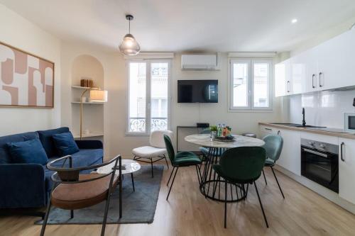 Una cocina y una sala de estar con mesa y sillas. en B3#Two Bedrooms#Champs Elysées#Arc de Triomphe#AC, en París