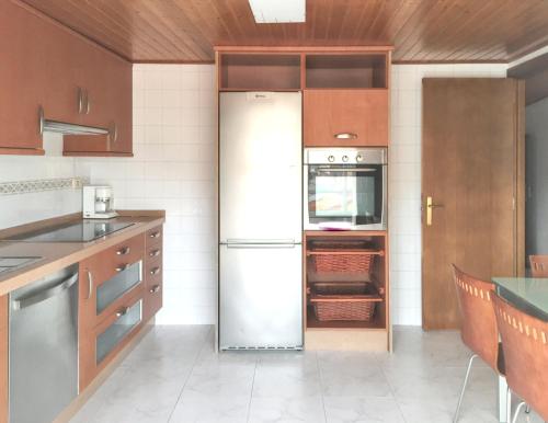 ラシェにある2 bedrooms apartement at Laxe 80 m away from the beach with sea view and furnished terraceのキッチン(ステンレス製の冷蔵庫付)