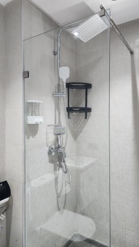 a shower with a glass door in a bathroom at Appartement balnéaire magnifique à Mohammedia-Mansouria in Mansouria