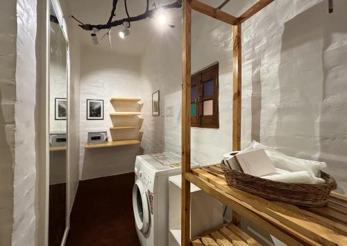eine Waschküche mit Waschmaschine und Trockner in der Unterkunft ITH Luxury Cottage 'Hibiscus' in Varanasi
