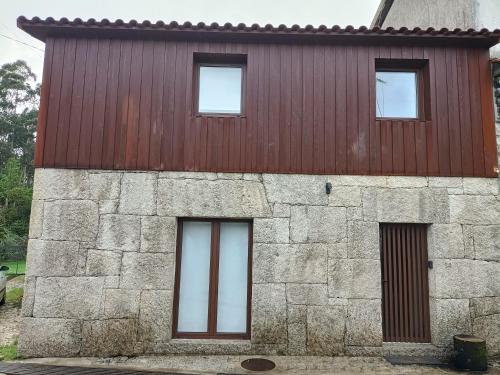 a building with four windows on top of it at AL Fonte de S Tiago in Fafião