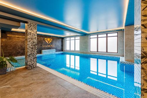 Diamond Resort Black في بوكوفِل: مسبح في مبنى فيه مسبح