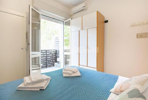 um quarto com uma cama com duas toalhas em Albergo Villa Denny em Rimini