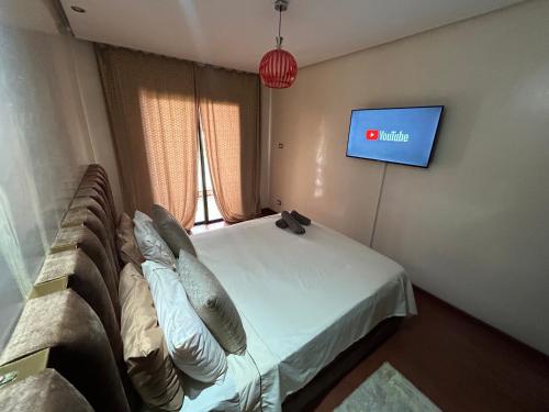 Habitación hospitalaria con cama y TV en Golden house en Marrakech