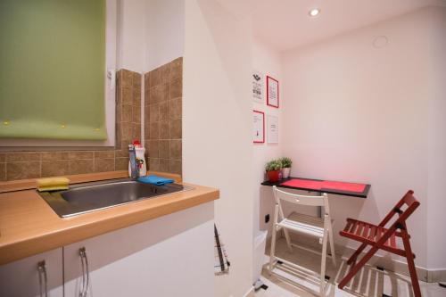 kuchnia ze zlewem i blatem w obiekcie eazZynight Center Apartment w Zagrzebiu