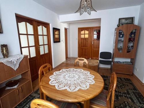 Pokoje u Danki في غدينيا: غرفة طعام مع طاولة وكراسي خشبية