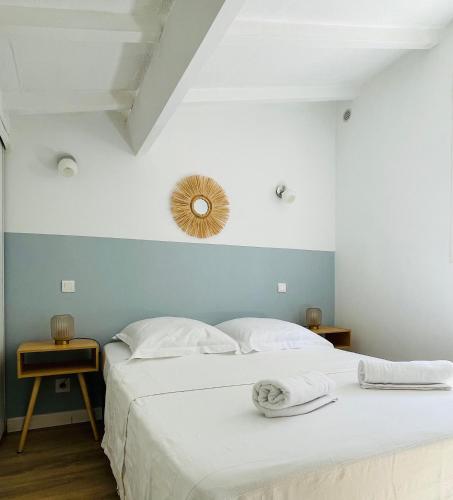 - une chambre avec un lit blanc et un mur bleu dans l'établissement Propriété Malva appartement margherita, à Alata