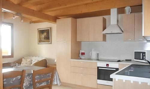 Ett kök eller pentry på Maison de 2 chambres avec balcon amenage et wifi a La Grave a 3 km des pistes