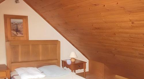 Säng eller sängar i ett rum på Maison de 2 chambres avec balcon amenage et wifi a La Grave a 3 km des pistes