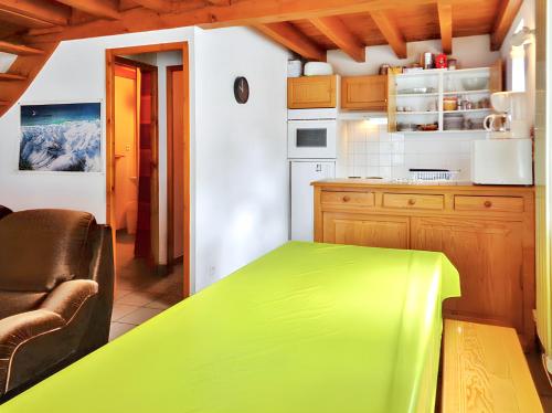 cocina con mesa verde en una habitación en Maison de 3 chambres avec jardin clos a Aragnouet a 6 km des pistes, en Aragnouet